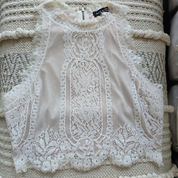 🌷 Lace Crochet Cropped Zip back top - Picture 3 of 9